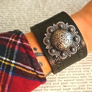 Mahogany leather cuff silver Concho 7.25" wrist vintage leather western